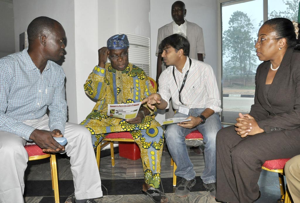 Picture of Explaning BBTD situation in Nigeria to Chief Olusegun Obasanjo, former Nigerian President